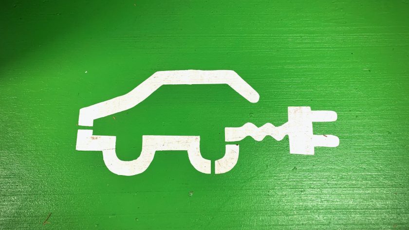 Faut-il équiper sa voiture électrique d'un extincteur pour auto aujourd'hui ?