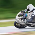 Moto : peut-on rouler sur piste et sur route avec le même véhicule ?