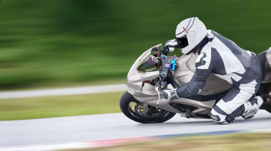 Moto : peut-on rouler sur piste et sur route avec le même véhicule ?